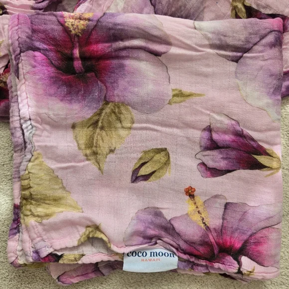 Coco moon Hawaii Hibiscus Honey Swaddle, Crib Sheet, & Changing Pad Cover Bundle - Picture 3 of 6